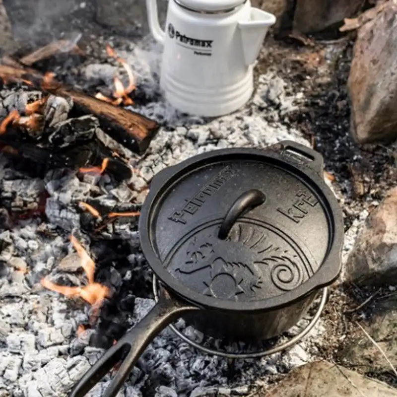 Litinový rendlík s rukojetí a pokličkou, 2l, Petromax